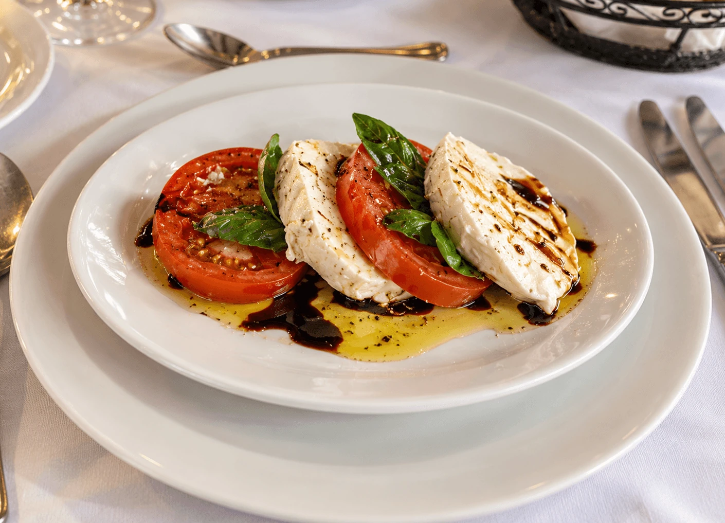 Caprese de tomate, mozzarella y albahaca