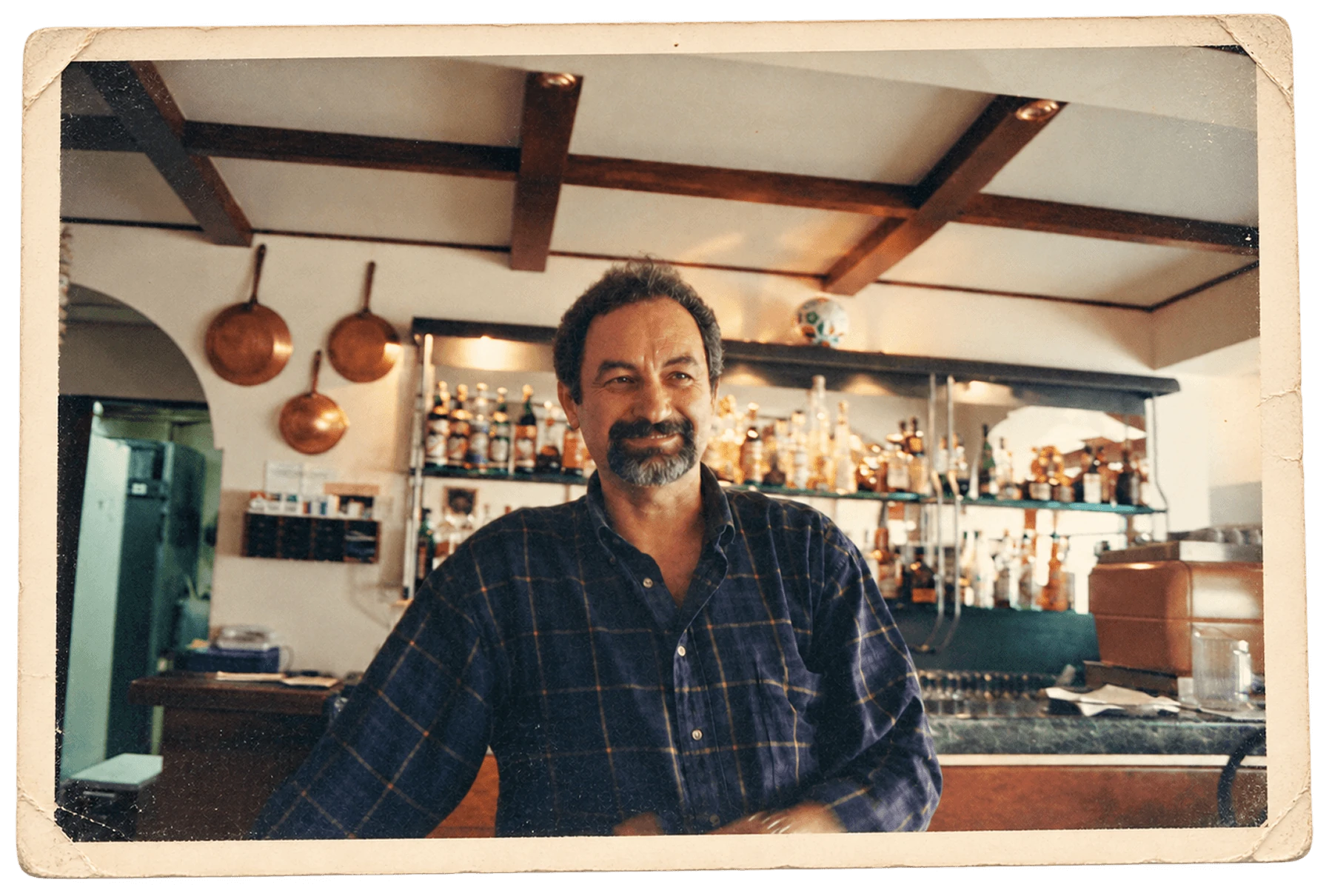 Retrato junto a la barra del restaurante