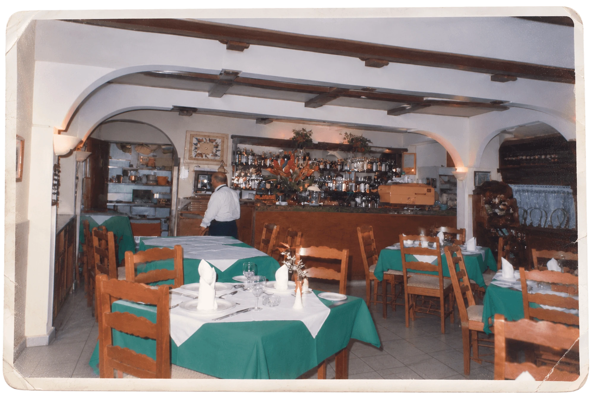 Fotografía antigua del salón del restaurante