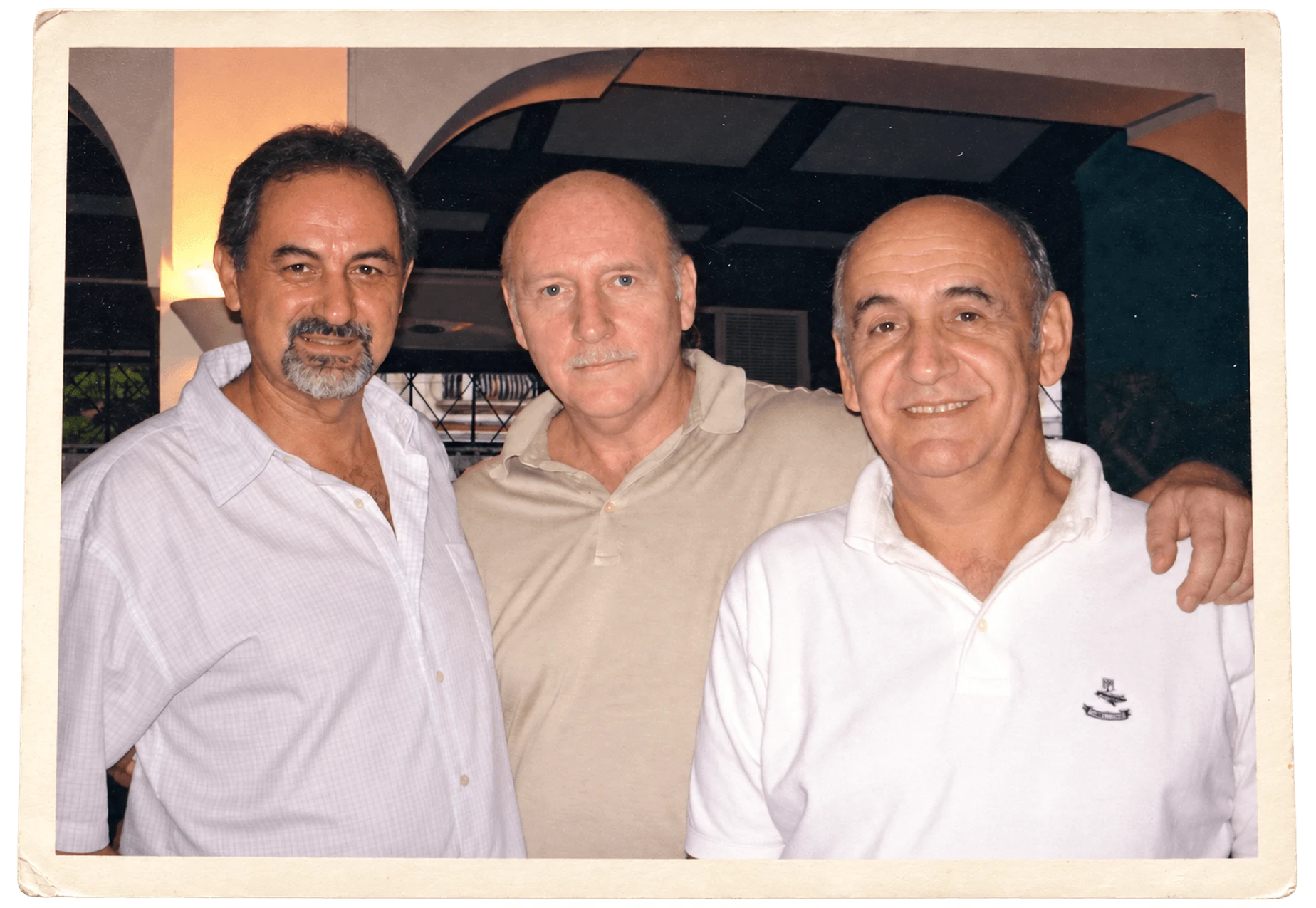 Tres amigos posando en el restaurante