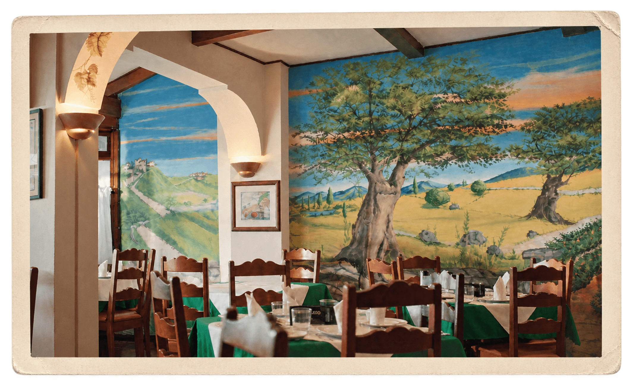 El salón con el mural del olivo al fondo